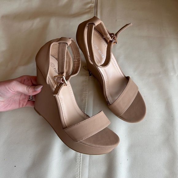 **SOLD** Nude Wedges - Picture 5 of 5